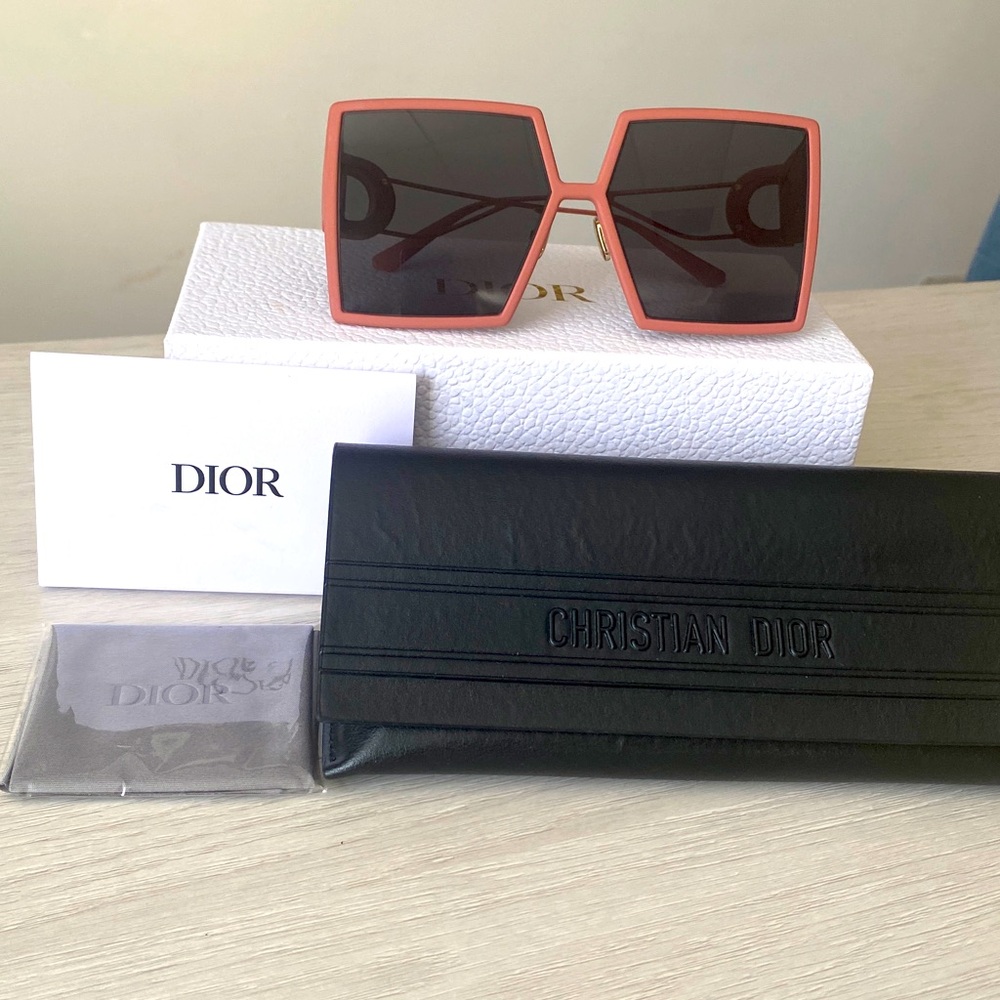 Dior 30Montaigne BNWB
Matte sunglasses - Picture 4 of 11
